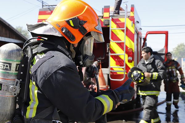 Alarma de incendio en Chillán: Fuego afecta a viviendas en villa Jardines del Sur