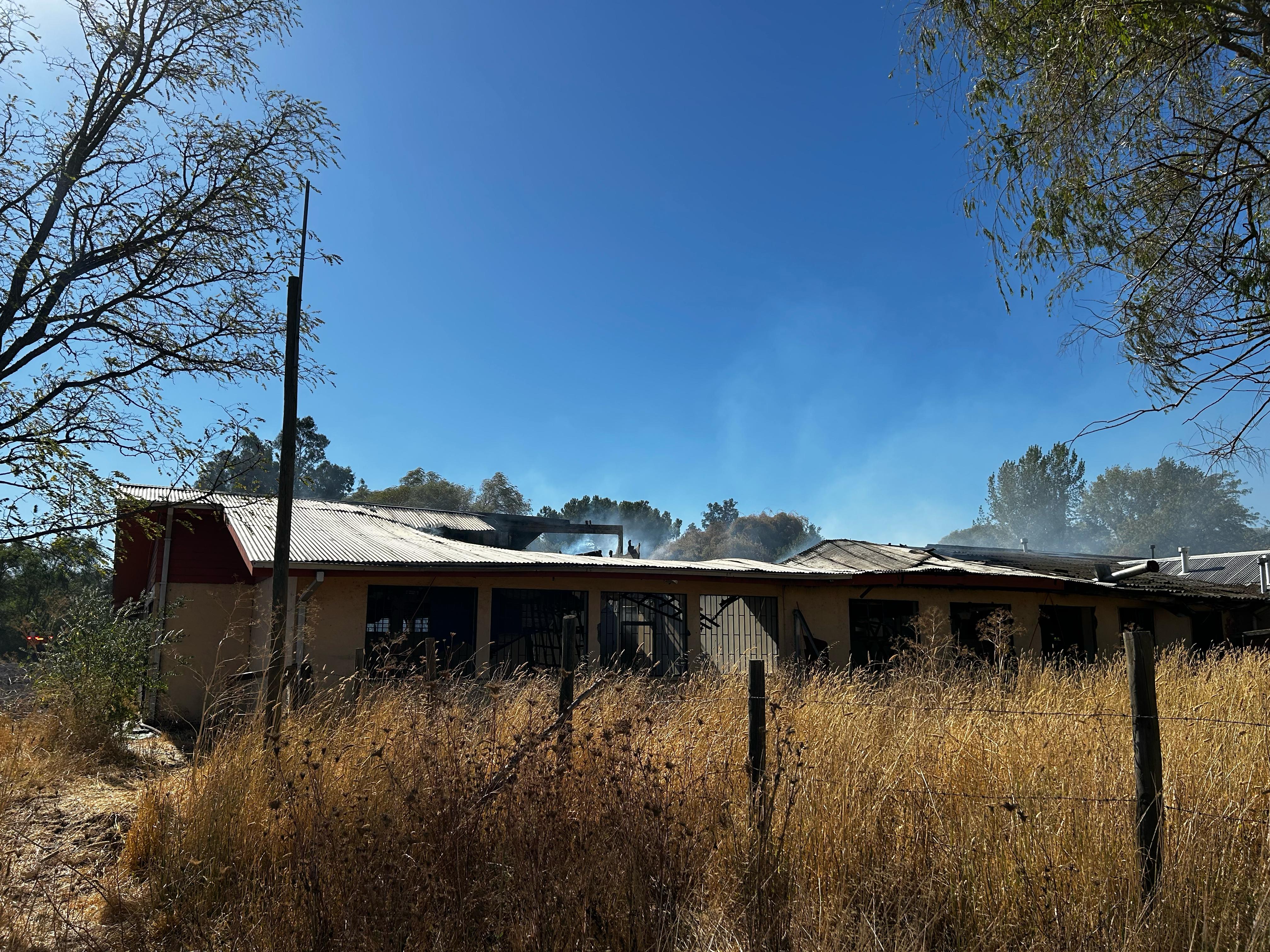 Incendio de pastizal afectó al ex Liceo Agrícola San Rafael: Se encontraba en desuso hace años