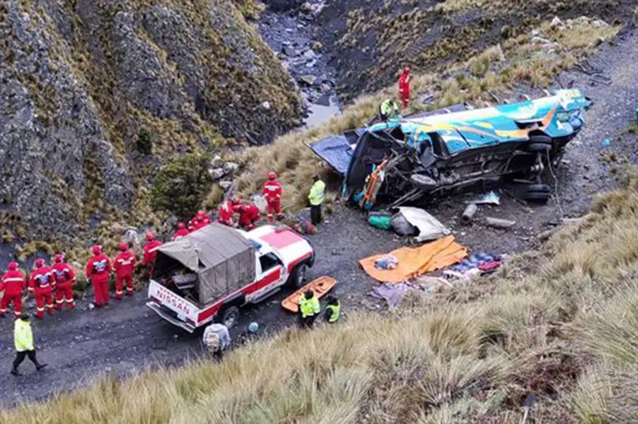 Al menos 15 fallecidos en Bolivia tras desbarrancamiento de bus