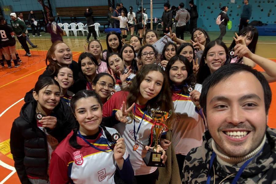 Fiebre por el vóleibol: talleres municipales de Chillán “tienen lista de espera”