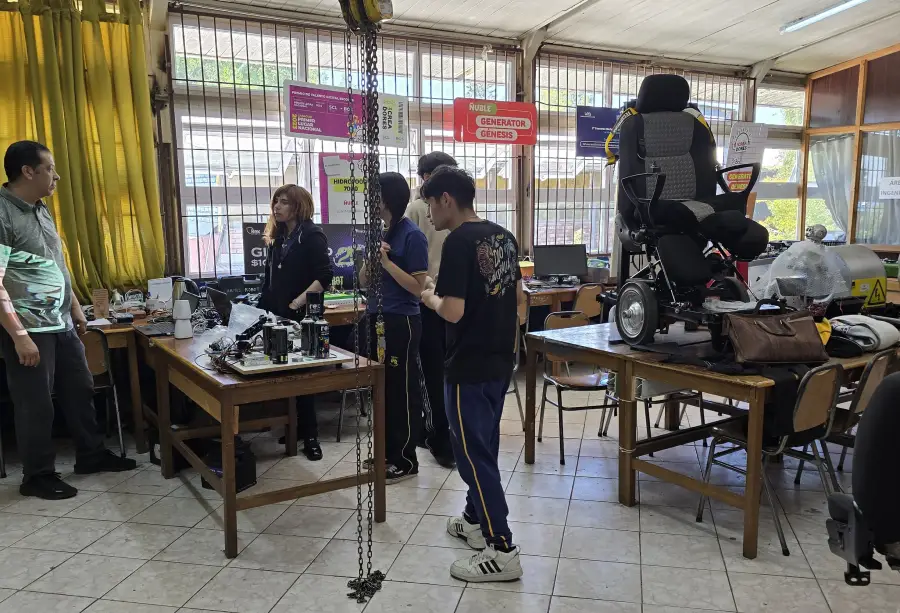 Con “Silla de ruedas inteligente” estudiantes bulnenses en final de concurso “Talento Digital”