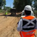 Inician aplicación de matapolvo en 374 caminos rurales de Ñuble