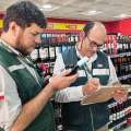 Detectan irregularidades en productos vendidos como “vino” durante fiscalización en supermercados de Ñuble