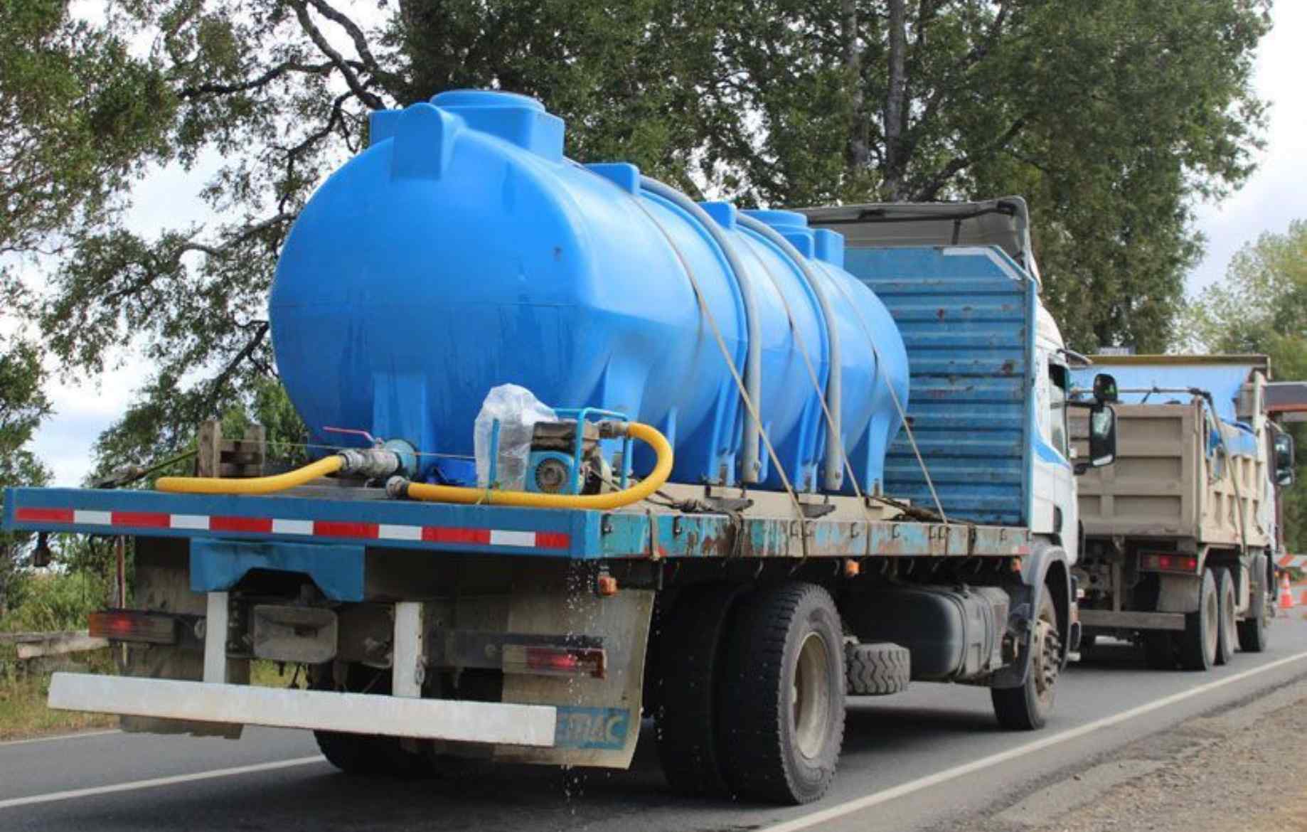 Camiones aljibe llegan al sector de Los Lleuques tras más de 72 horas sin agua potable