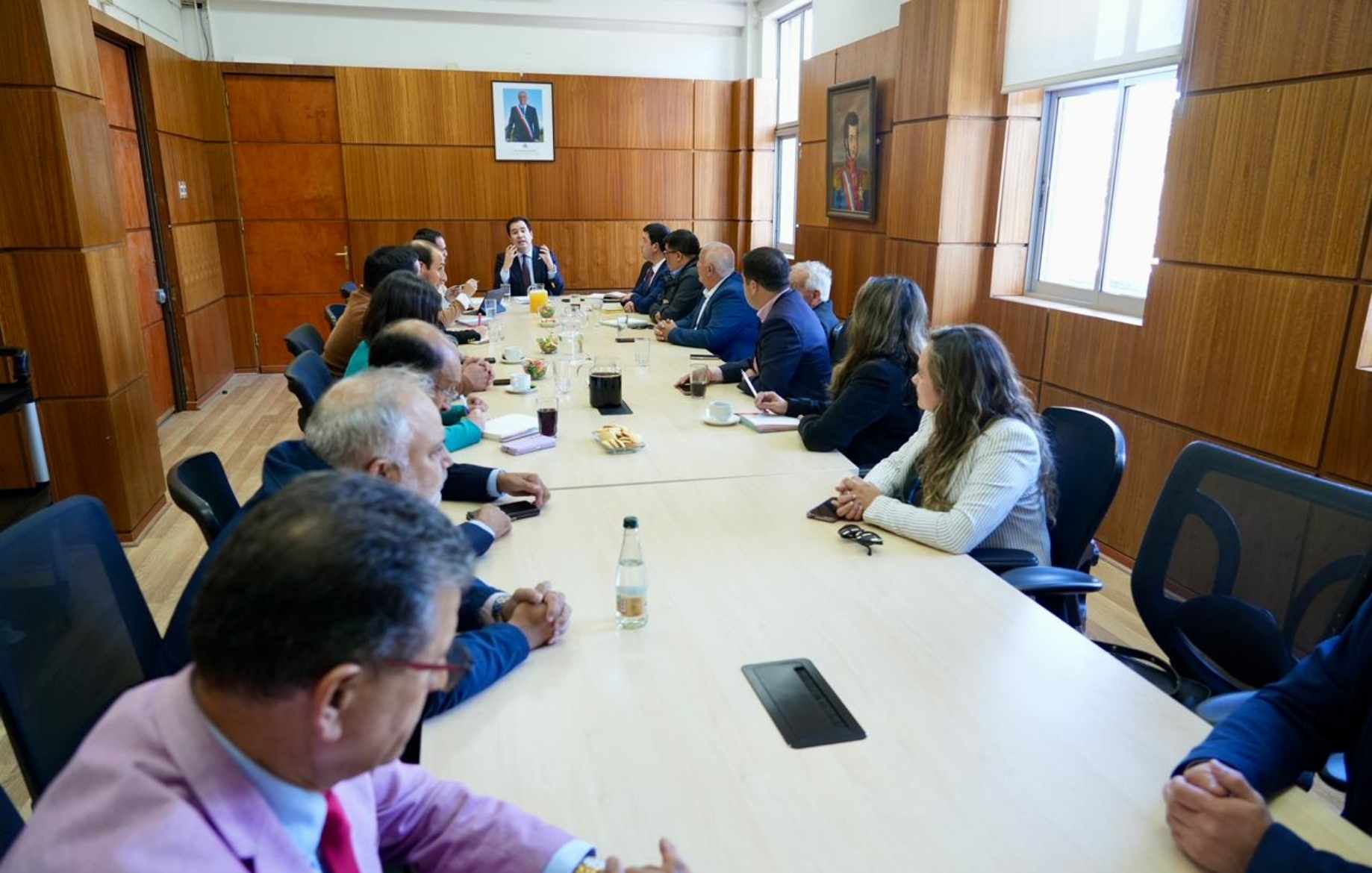 Alcaldes de Ñuble presentaron inquietudes ante alza de combustibles en reunión con delegado presidencial