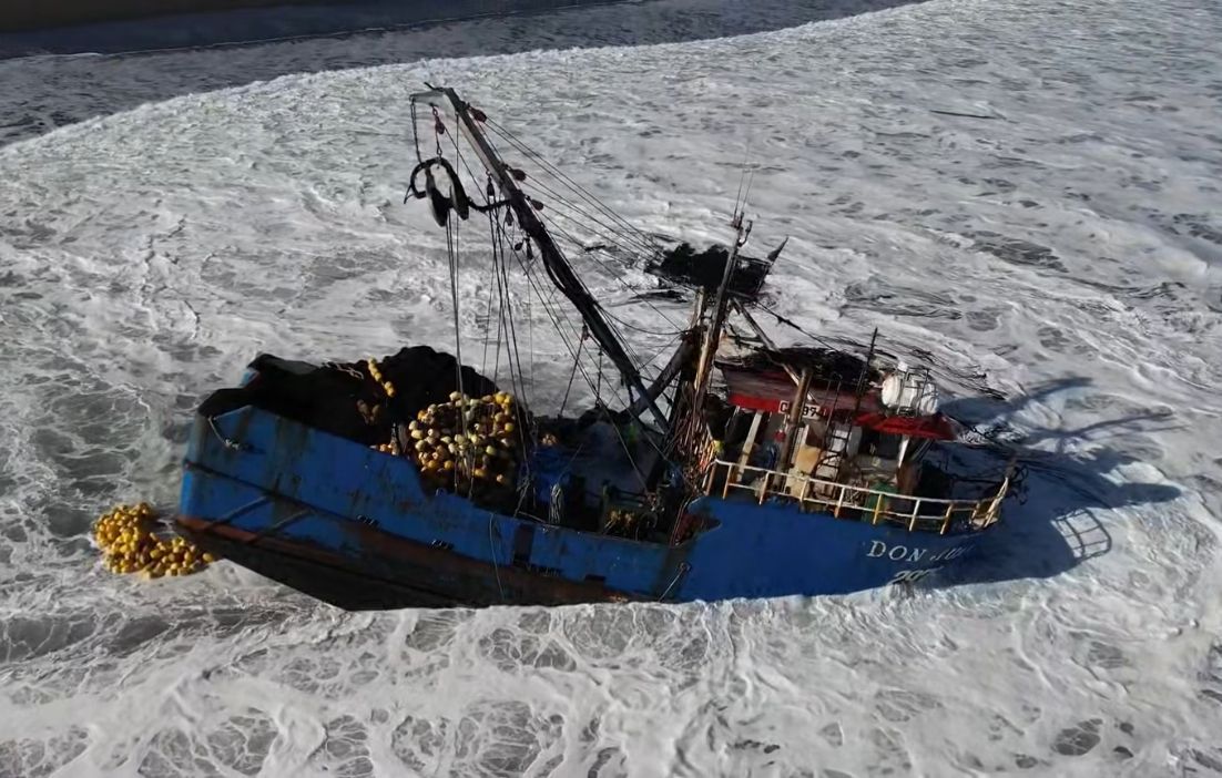 Retiro de barco encallado en Cobquecura es inviable por el momento, pero descartan contaminación en la zona
