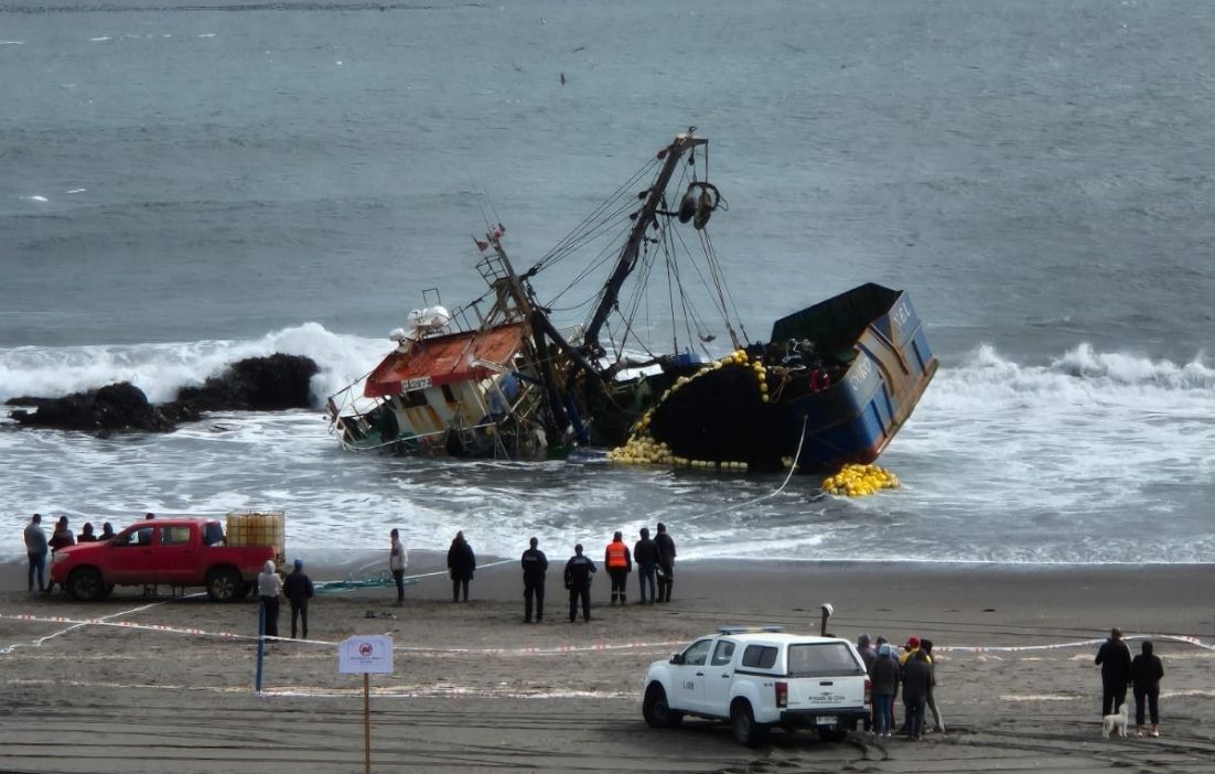 Retiro de barco pesquero encallado en Cobquecura podría demorar seis meses