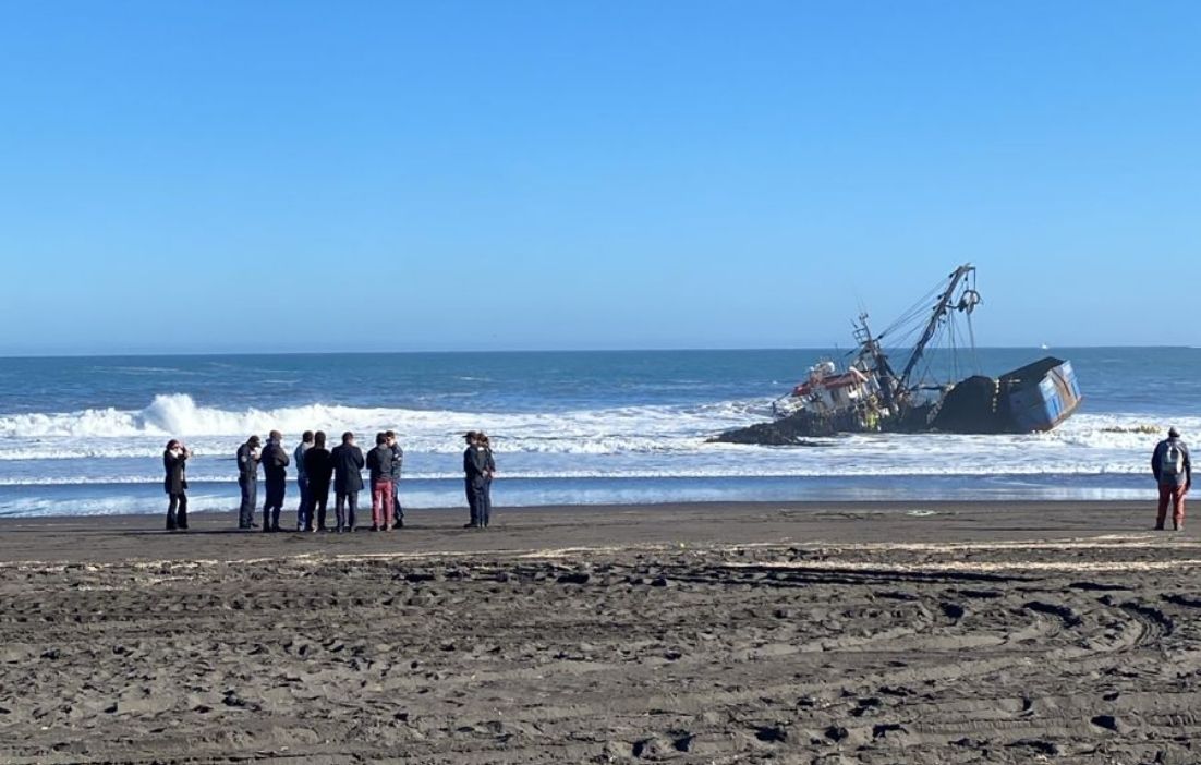 Armada ya coordina acciones para retirar barco encallado en el borde costero de Cobquecura