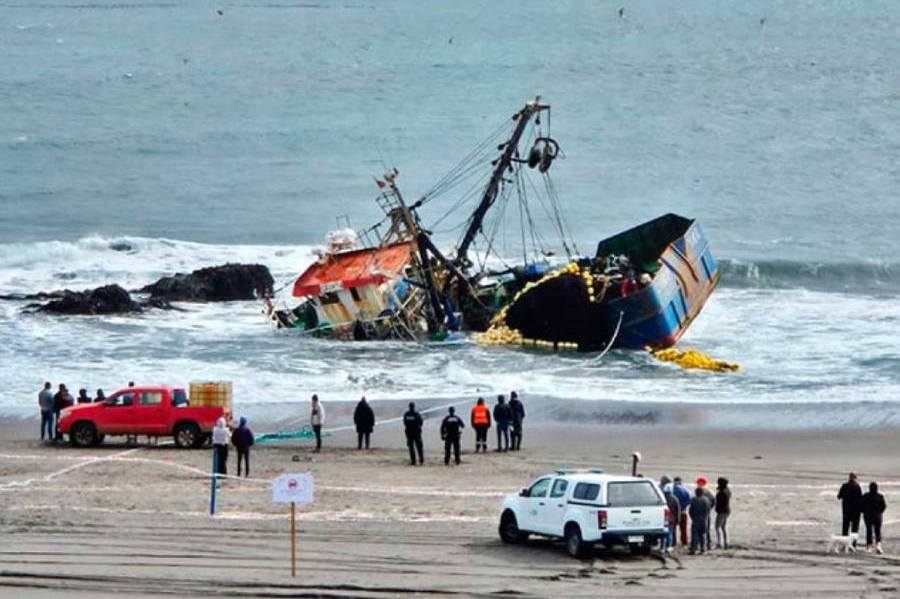 Extraen 1.000 litros de diésel desde barco encallado en Cobquecura