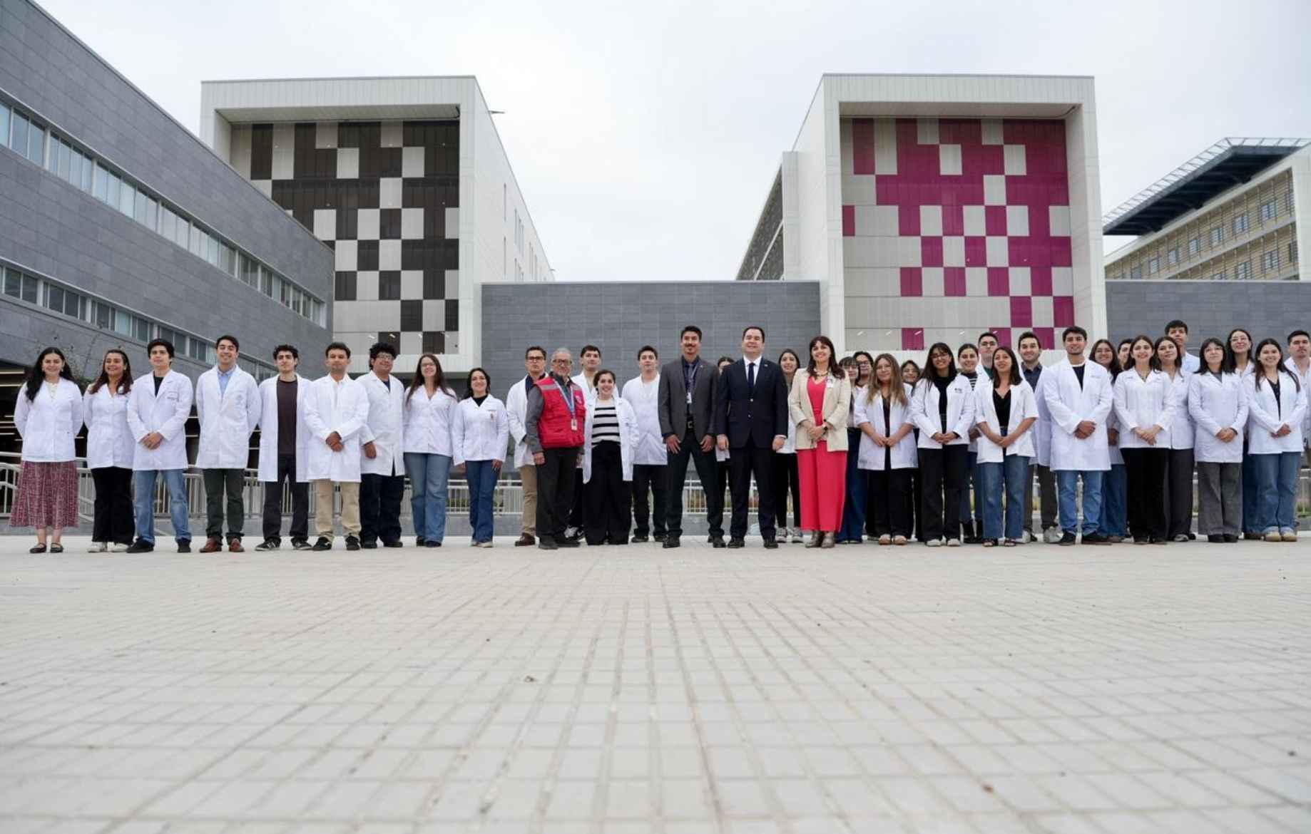 37 nuevos profesionales de la salud inician su labor en Ñuble con visita al Hospital Regional