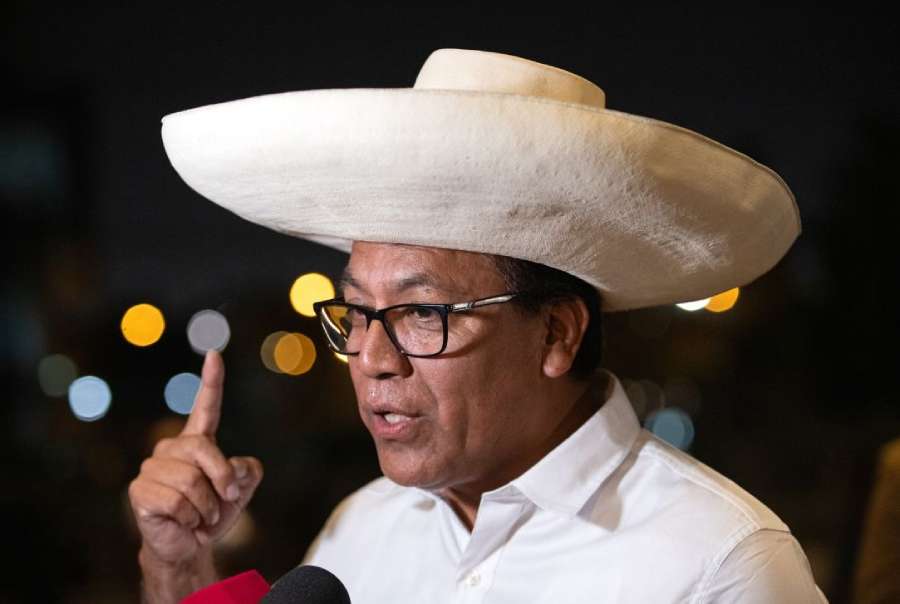 Elecciones en Perú: Roberto Sánchez pasa al segundo puesto