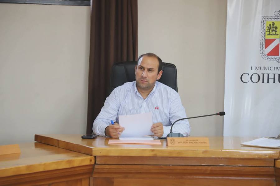 Tribunal deja a alcalde de Coihueco con firma mensual tras denuncia por abuso sexual