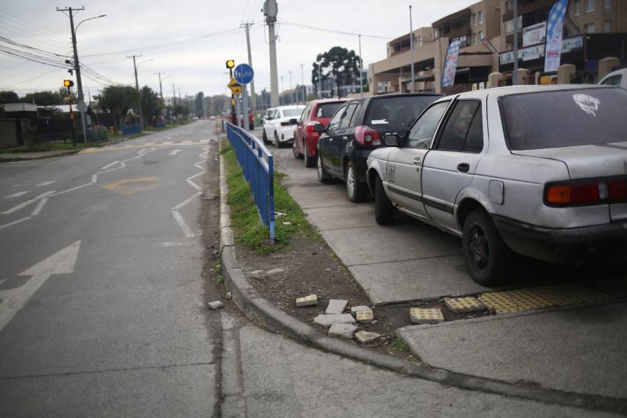 Caos vial en Parque Lantaño: veredas tomadas por autos ponen en riesgo a vecinos