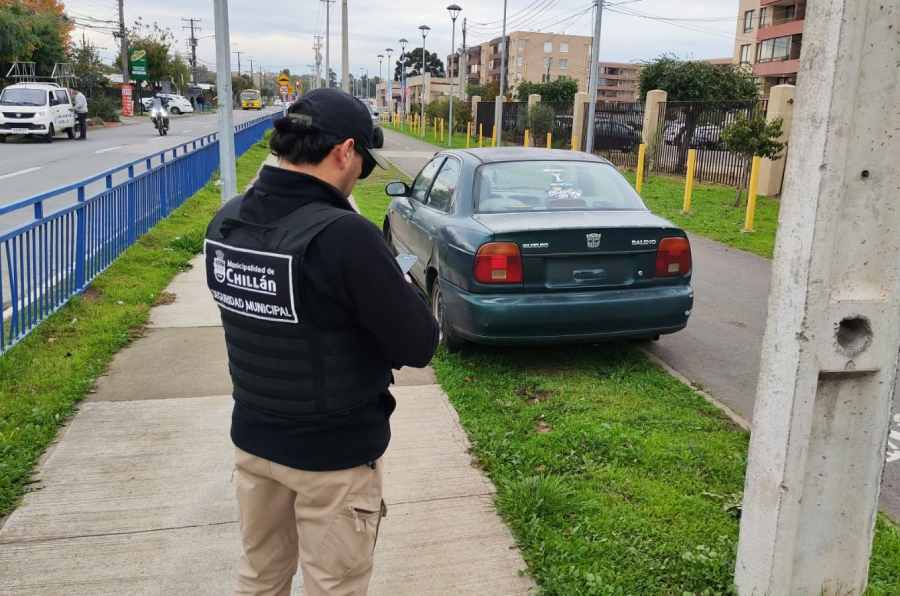 Municipio refuerza fiscalización por autos mal estacionados en Parque Lantaño
