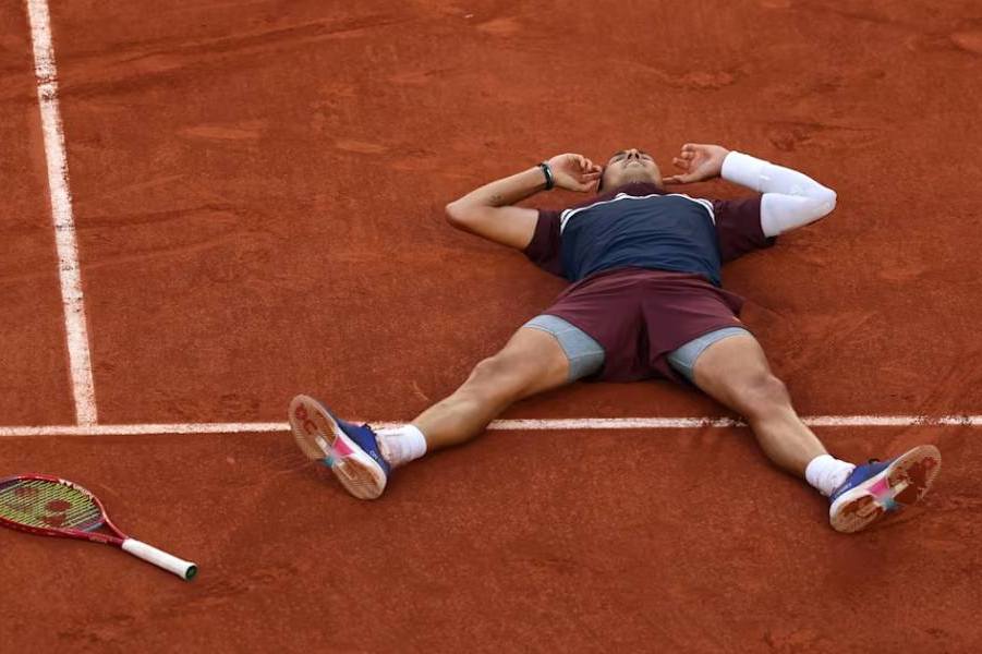 Alejandro Tabilo hace historia y avanza por primera vez a octavos de final de Roland Garros